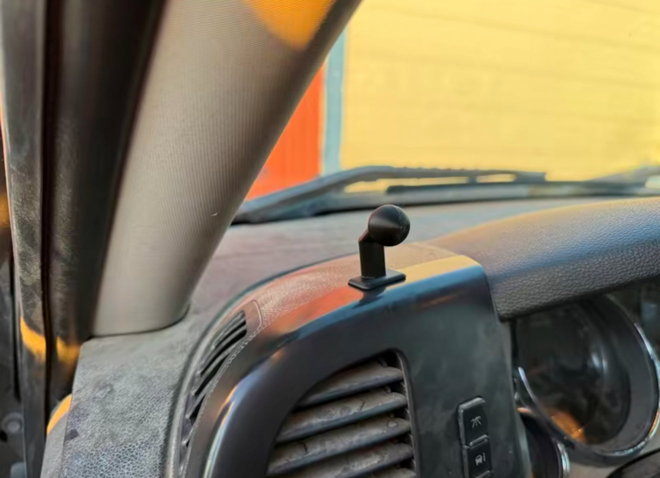 7.5-14 GM CTS MOUNT ***Will Not Fit Denali/LTZ Dash***